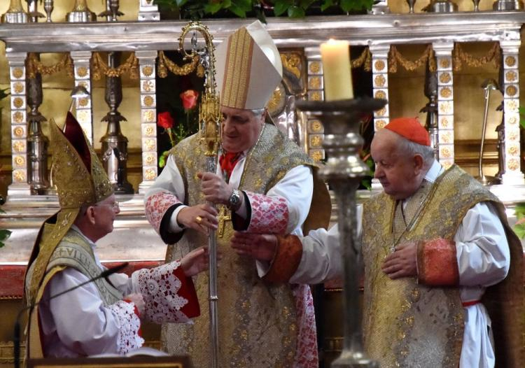 Abp Marek Jędraszewski (L) otrzymuje pastorał od nuncjusza apostolskiego w Polsce abp. Salvatore Pennacchio (C) i kard. Stanisława Dziwisza (P) podczas uroczystego ingresu w katedrze na Wawelu. Fot. PAP/J. Bednarczyk