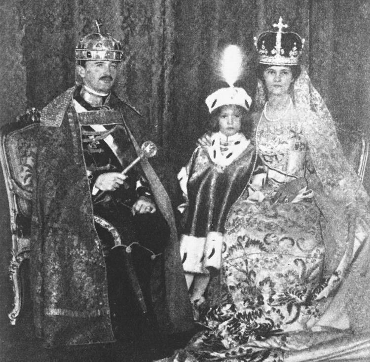 Karol IV Habsburg z koroną św. Stefana na głowie, wraz z żoną Zytą i synem Ottonem jako nowo koronowani władcy Królestwa Węgier. 1916 r. Fot. NAC