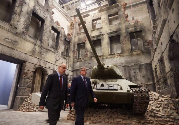 Były prezydent Bronisław Komorowski (C) w towarzystwie dyrektora Muzeum II Wojny Światowej Pawła Machcewicza zwiedza wystawę główną MIIWŚ w Gdańsku. Fot. PAP/A. Warżawa