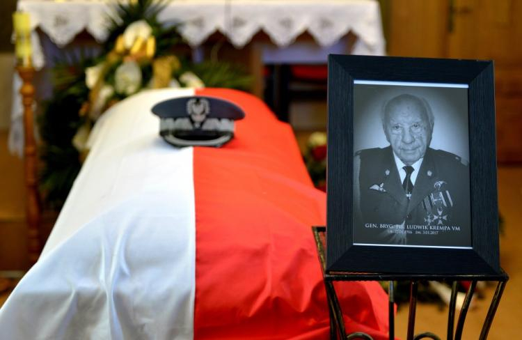 Uroczystości pogrzebowe gen. Ludwika Krempy na cmentarzu komunalnym w Sanoku. Fot. PAP/D. Delmanowicz