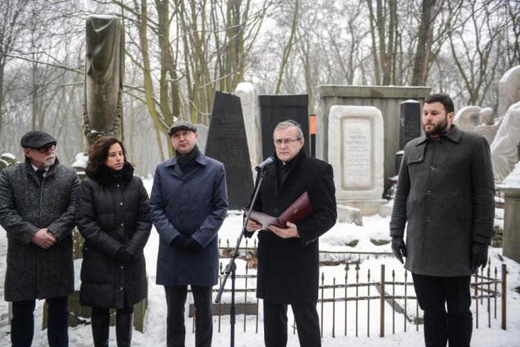 Od lewej: przewodniczący Związku Gmin Wyznaniowych Żydowskich w RP Lesław Piszewski, przewodnicząca Gminy Wyznaniowej Żydowskiej w Warszawie Anna Chipczyńska, podsekretarz stanu w Kancelarii Prezydenta RP Wojciech Kolarski i wicepremier, minister kultury Piotr Gliński podczas otwarcia wystawy rzeźb nagrobnych Abrahama Ostrzegi na cmentarzu Żydowskim przy ul. Okopowej w Warszawie. Fot. PAP/J. Kamiński 