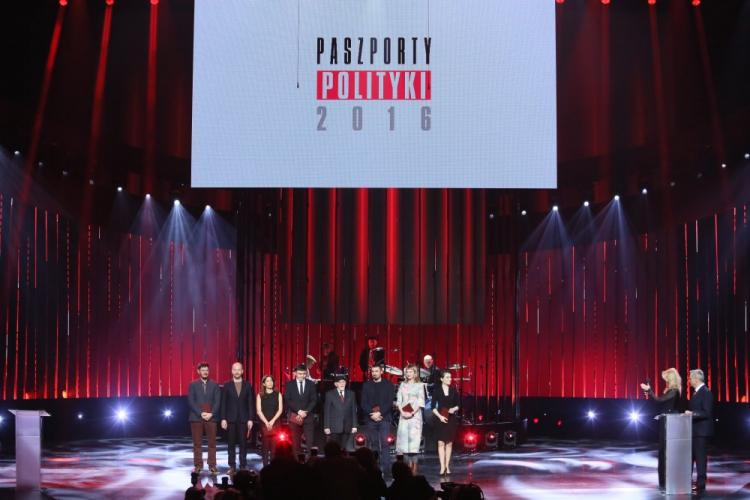 Zdjęcie grupowe laureatów nagród Paszporty Polityki 2016. Fot. PAP/L. Szymański