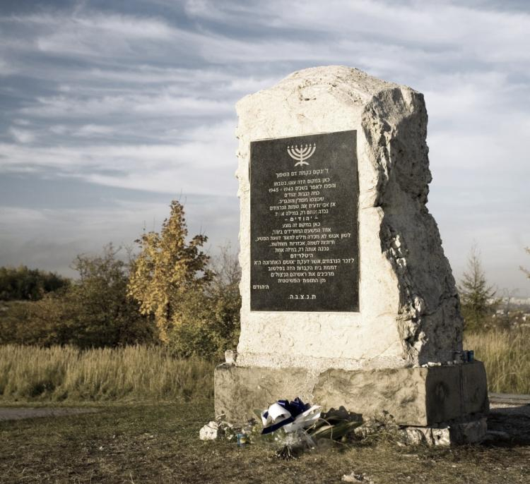 Pomnik Ofiar Obozu Koncentracyjnego w Krakowie Płaszowie. Tablica pamiątkowa upamiętniająca Żydów z Polski i Węgier zamordowanych w obozie Płaszów. PAP/Jerzy Ochoński 