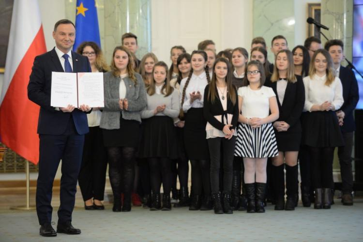 Prezydent Andrzej Duda (L) podpisał ustawę ws. ulg na przejazdy dla uczniów polskich szkół za granicą. Fot. PAP/J. Turczyk