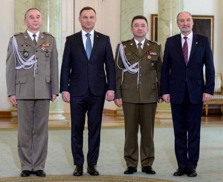 Prezydent Andrzej Duda (2L), nowo powołany szef Sztabu Generalnego WP gen. broni Leszek Surawski (2P), były szef SGWP gen. Mieczysław Gocuł (L) i minister obrony narodowej Antoni Macierewicz (P). Fot. PAP/M. Obara