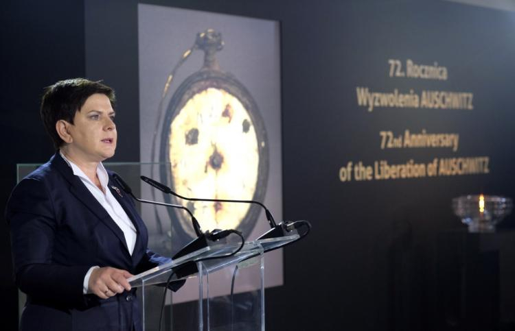 Premier Beata Szydło przemawia w budynku "Sauny" na terenie byłego obozu Auschwitz II-Birkenau w Oświęciumu, podczas obchodów 72. rocznicy wyzwolenia niemieckiego obozu KL Auschwitz-Birkenau. Fot. PAP/A. Grygiel