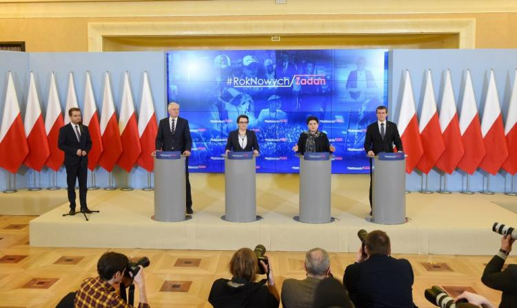 Premier Beata Szydło (2P), wicepremier, minister nauki i szkolnictwa wyższego Jarosław Gowin (2L), minister edukacji narodowej Anna Zalewska (C), minister sportu i turystyki Witold Bańka (P) i rzecznik rządu Rafał Bochenek (L). Fot. PAP/R. Pietruszka