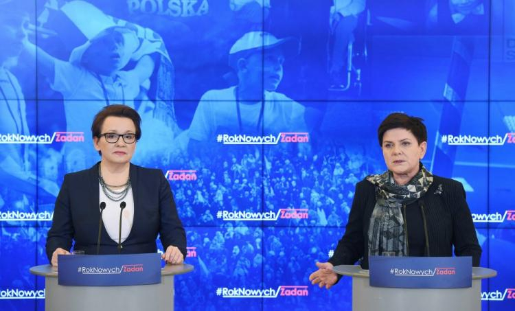 Premier Beata Szydło (P) i minister edukacji narodowej Anna Zalewska. Fot. PAP/R. Pietruszka