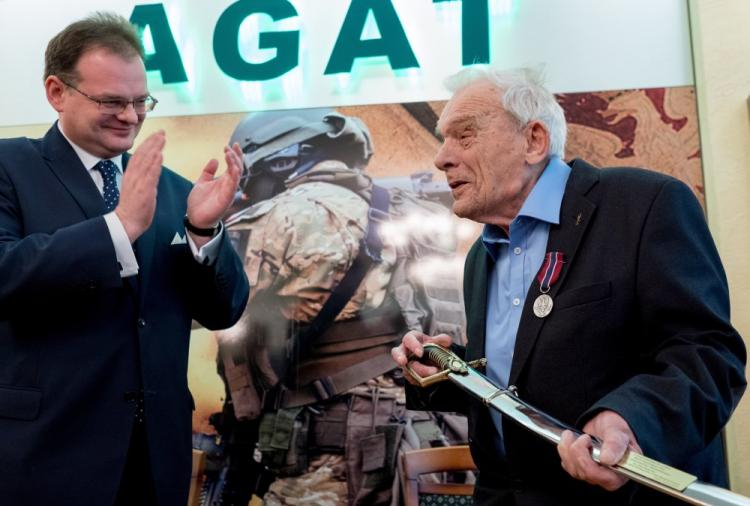Ostatni żyjący cichociemny kpt. Aleksander Tarnawski ps. Upłaz (P) odbiera z rąk szefa Urzędu ds. Kombatantów Jana Józefa Kasprzyka (L) medal "Pro Patria" oraz replikę szabli oficerskiej podczas obchodów swoich 96. urodzin w Jednostce Wojskowej AGAT w Gliwicach. Fot. PAP/A. Grygiel