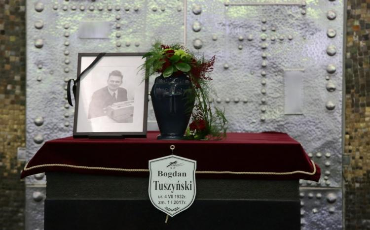 Uroczystości żałobne Bogdana Tuszyńskiego w domu pogrzebowym na Cmentarzu Wojskowym na warszawskich Powązkach. Fot. PAP/T. Gzell