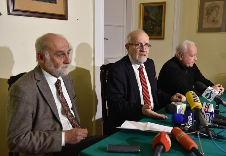 Pełnomocnicy Lecha Wałęsy: Krzysztof Bachmiński (L), Jan Widacki (C) i Andrzej Patela. Fot. PAP/J. Bednarczyk 