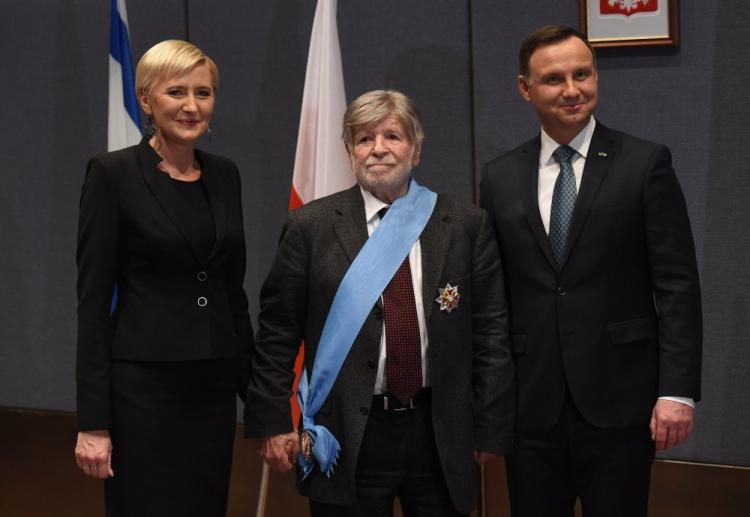 Prezydent RP Andrzej Duda (P) oraz pierwsza dama Agata Kornhauser-Duda podczas uroczystości wręczenia Orderu Orła Białego byłemu ambasadorowi Izraela w Polsce Szewachowi Weissowi. Fot. PAP/R. Pietruszka