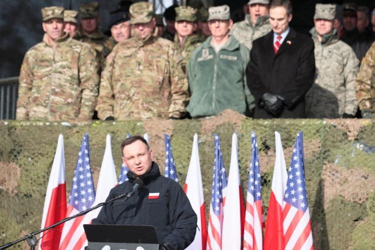 Prezydent Andrzej Duda (C) podczas inauguracji polsko-amerykańskich szkoleń wojskowych na poligonie w Żaganiu. Fot. PAP/L. Muszyński
