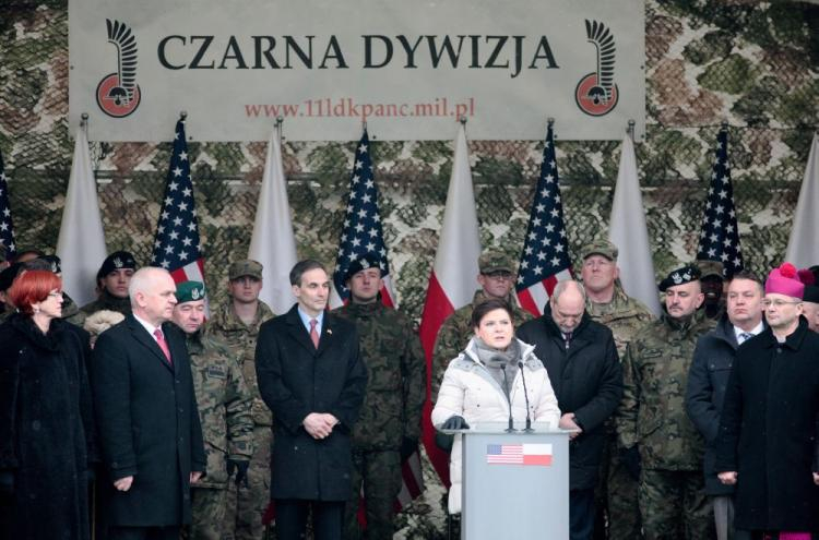 Uroczystość przywitania wojsk amerykańskich w Żaganiu z udziałem m.in. premier Beaty Szydło (C), ministra obrony narodowej Antoniego Macierewicza i ambasadora USA w Polsce Paula Jonesa (4L). Żagań, 14.01.2017. Fot. PAP/L. Muszyński