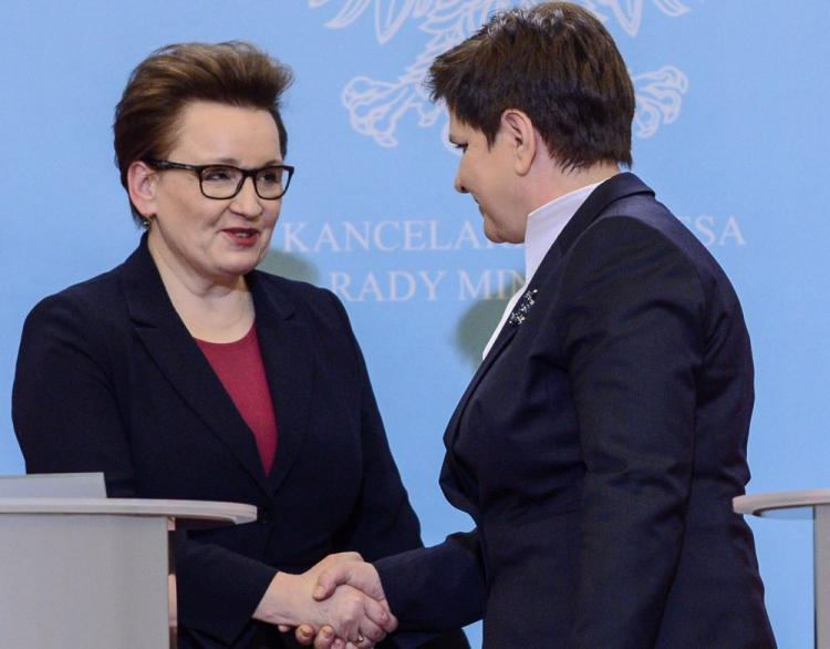 Premier Beata Szydło i minister edukacji narodowej Anna Zalewska podczas konferencji prasowej dot. ustawy oświatowej. Warszawa, 09.01.2017. Fot. PAP/J. Kamiński