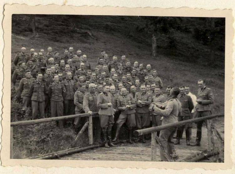 Oficerowie SS z KL Auschwitz. Na zdjęciu w pierwszym rzędzie: Karl Hoecker Otto Moll, Rudolf Hoess, Richard Baer, ​​Josef Karmer, Franz Hössler i Josef Mengele. 1944 r. Fot. PAP/EPA. Źródło: Holocaust Memorial Museum