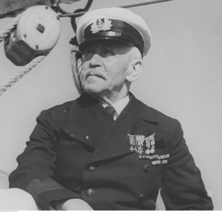 Gen. Mariusz Zaruski - kapitan harcerskiego szkunera "Zawisza Czarny" na pokładzie statku. Lata 30. Fot. NAC