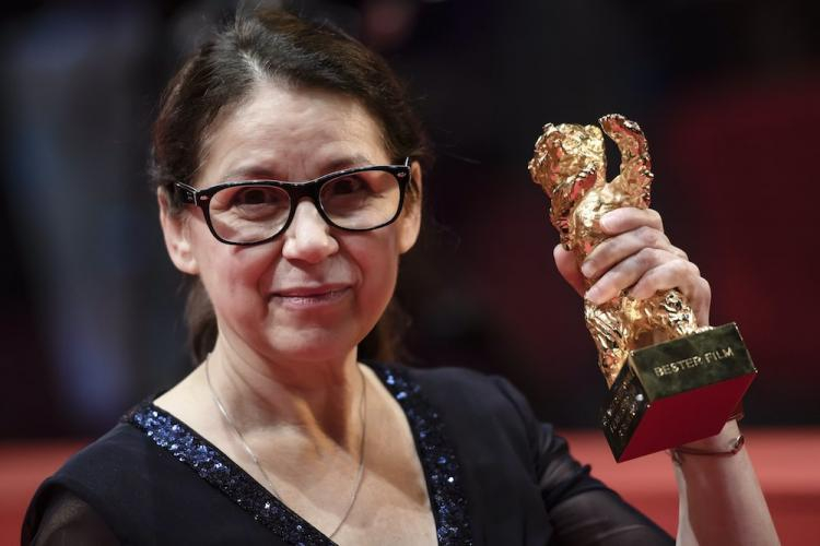 Węgierska reżyserka Ildiko Enyedi zdobywcą Złotego Niedźwiedzia podczas gali finałowej 67. MFF Berlinale. Fot. PAP/EPA