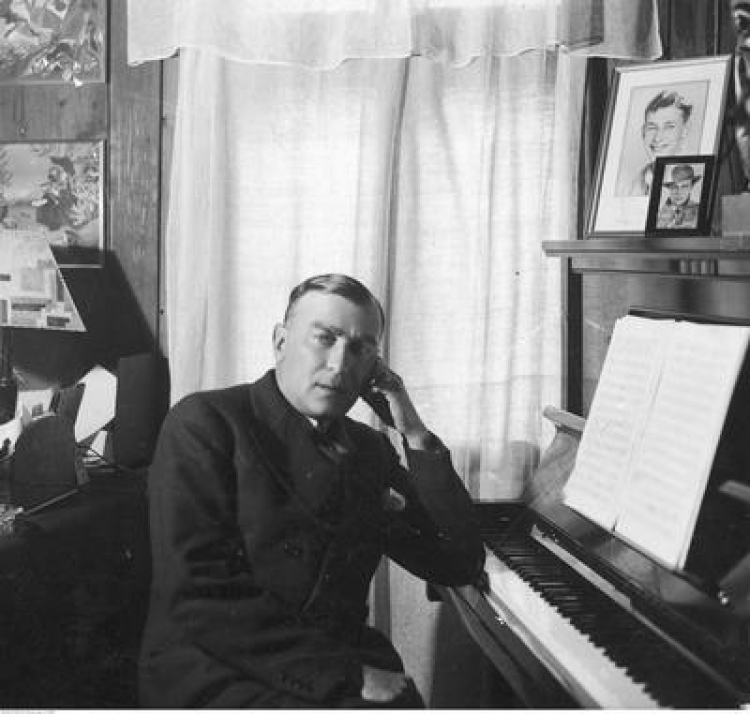 Karol Szymanowski przy pianinie w swojej pracowni. Fot. NAC