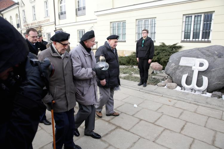 Inauguracja akcji "Światełko dla Armii Krajowej" przy tablicy upamiętniającej Akcję pod Arsenałem przy ul. Długiej w Warszawie. Fot. PAP/T. Gzell