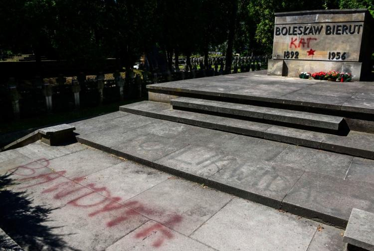 Zdewastowany grób Bolesława Bieruta na warszawskich Powązkach Wojskowych. 08.2016. Fot. PAP/J. Kamiński
