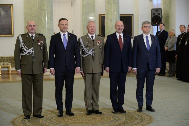 Prezydent Andrzej Duda (2L), nowo mianowany Dowódca Generalny Rodzajów Sił Zbrojnych gen. dyw. Jarosław Mika (L), ustępujący DGRSZ gen. dyw. Mirosław Różański (3P), szef BBN Paweł Soloch (P) oraz minister obrony narodowej Antoni Macierewicz (2P). Fot. PAP/J. Turczyk