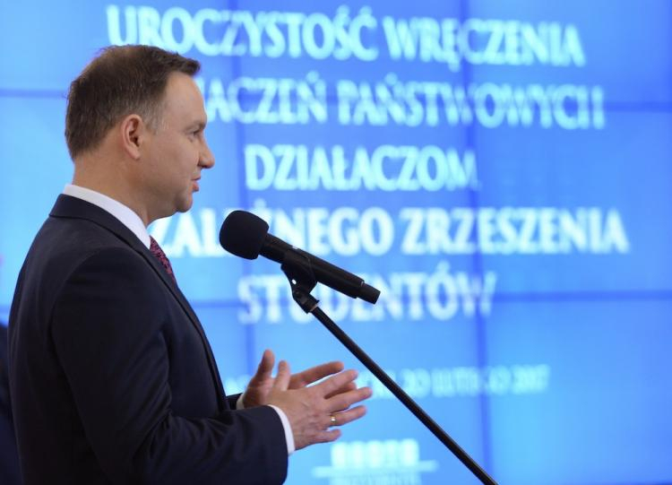 Prezydent Andrzej Duda podczas uroczystości wręczenia Orderów Odrodzenia Polski i Krzyży Zasługi działaczom Niezależnego Zrzeszenia Studentów. Fot. PAP/J. Turczyk