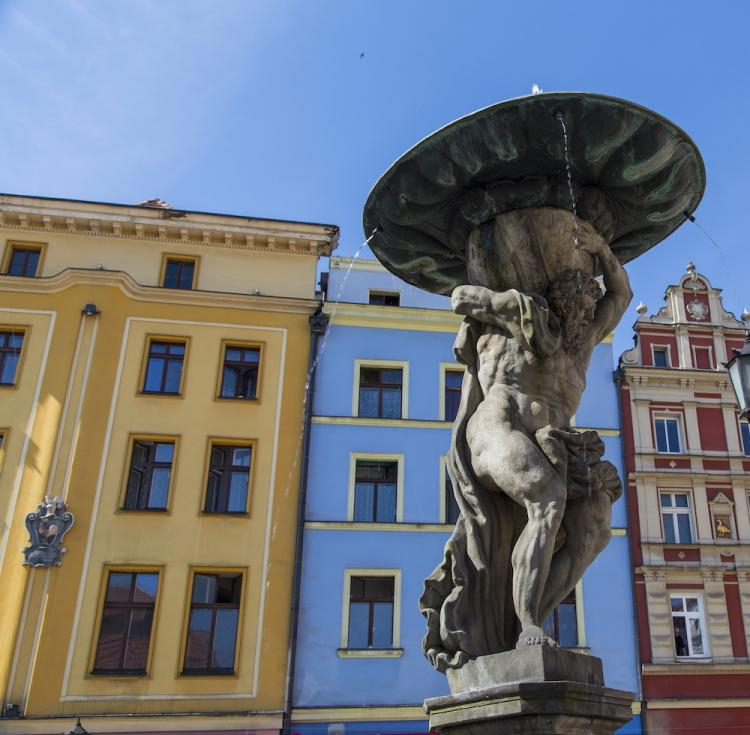 Jedna z czterech zabytkowych barokowych fontann na rynku w Świdnicy. Fot. PAP/J. Undro