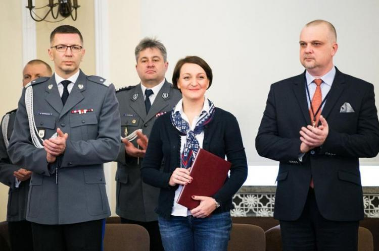 Wiceminister kultury i dziedzictwa narodowego Magdalena Gawin w czasie uroczystości wręczania policjantom odznaki „Za opiekę nad zabytkami” MKiDN oraz listów gratulacyjnych Generalnego Konserwatora Zabytków. Fot. Danuta Matloch. Źródło: MKiDN 