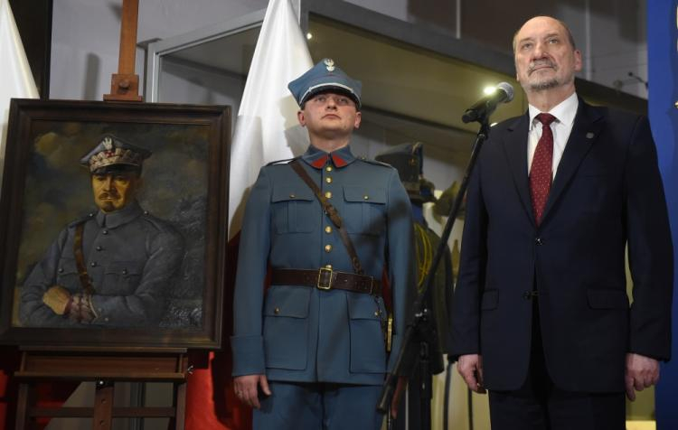 Minister obrony narodowej Antoni Macierewicz podczas konferencji prasowej nt. ustanowienia Roku gen. Józefa Hallera w Muzeum Wojska Polskiego w Warszawie. PAP/Radek Pietruszka 