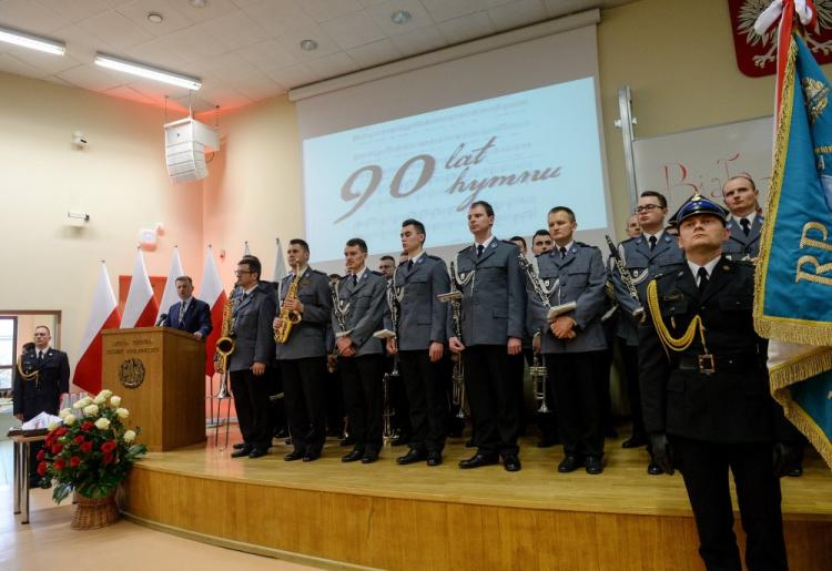 Szef MSWiA Mariusz Błaszczak (L) podczas uroczystości 90. rocznicy ogłoszenia Mazurka Dąbrowskiego hymnem Polski. Fot. PAP/M. Obara 