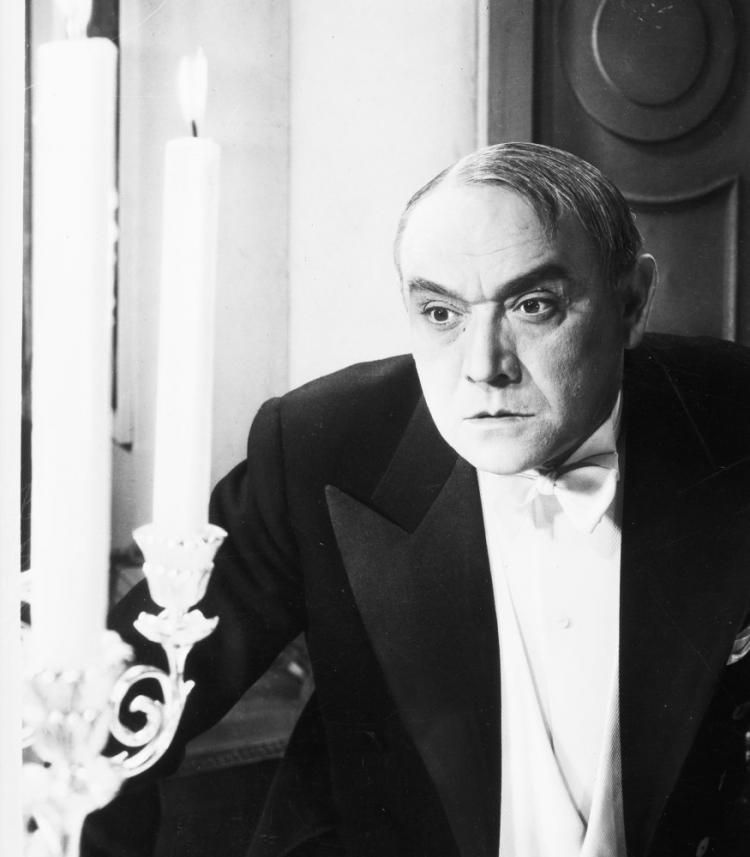Stefan Jaracz jako sufler Konstanty Kurczek w jednej ze scen filmu "Jego wielka miłość". 1936 r. Fot. NAC