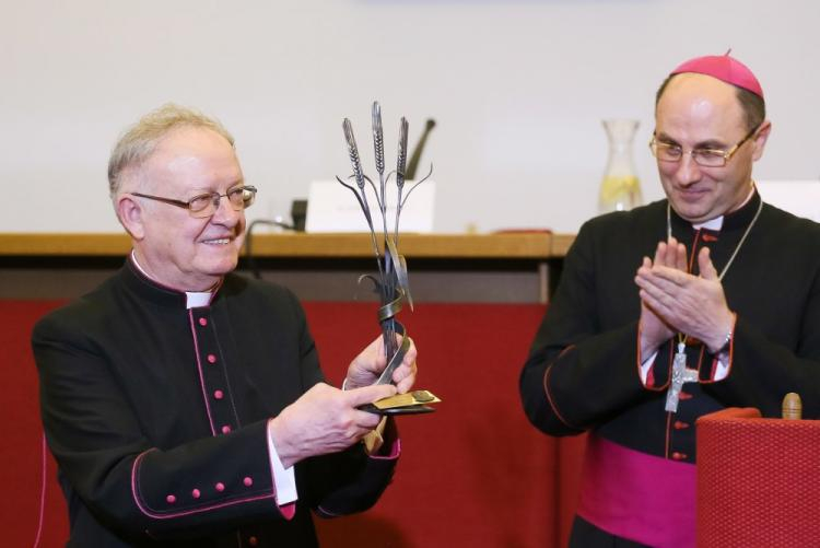 Ks. prałat Kazimierz Kaczor (L) odebrał z rąk prymasa Polski abp. Wojciecha Polaka nagrodę im. biskupa Romana Andrzejewskiego. Fot. PAP/P. Supernak