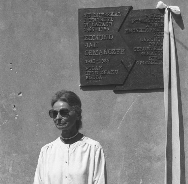 Jolanta Klimowicz-Osmańczyk podczas uroczystości odsłonięcia na placu Zamkowym tablicy upamiętniającej jej męża Edmunda Jana Osmańczyka. 1993 r. Fot. PAP/A. Urbanek