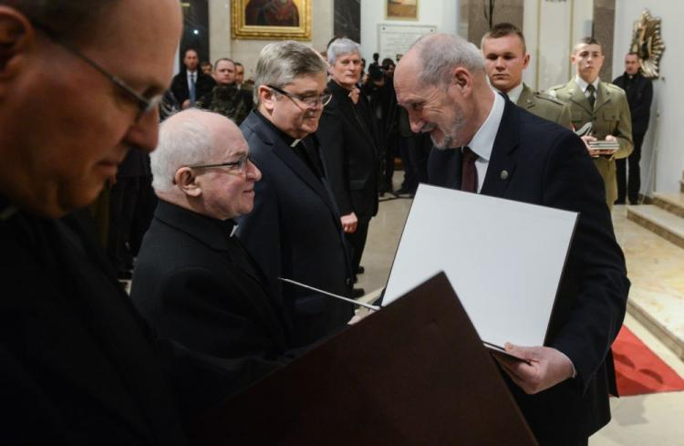 Minister Macierewicz mianował na pierwszy stopień oficerski księży alumnów wcielonych przymusowo do służby w tzw. kleryckich jednostkach LWP podczas uroczystości w Katedrze Polowej WP w Warszawie. PAP/Jakub Kamiński