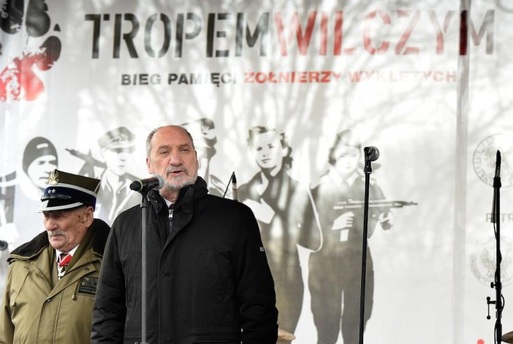 Minister obrony Antoni Macierewicz daje sygnał do startu Biegu Tropem Wilczym w Parku Skaryszewskim. Fot. PAP/R. Pietruszka