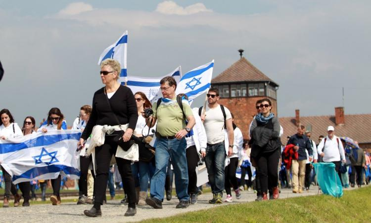 Marsz Żywych na terenie byłego niemieckiego obozu Auschwitz. Fot. PAP/G. Momot 