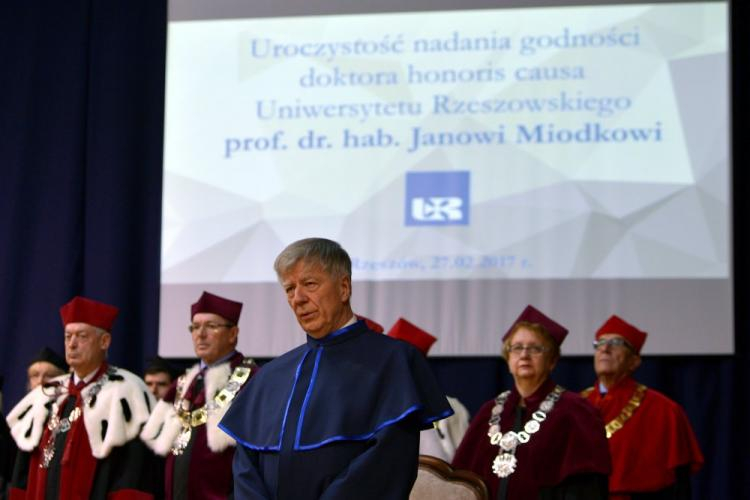 Prof. Jan Miodek (C) podczas uroczystości nadania mu tytułu doktora honoris causa Uniwersytetu Rzeszowskiego. Fot. PAP/D. Delmanowicz 