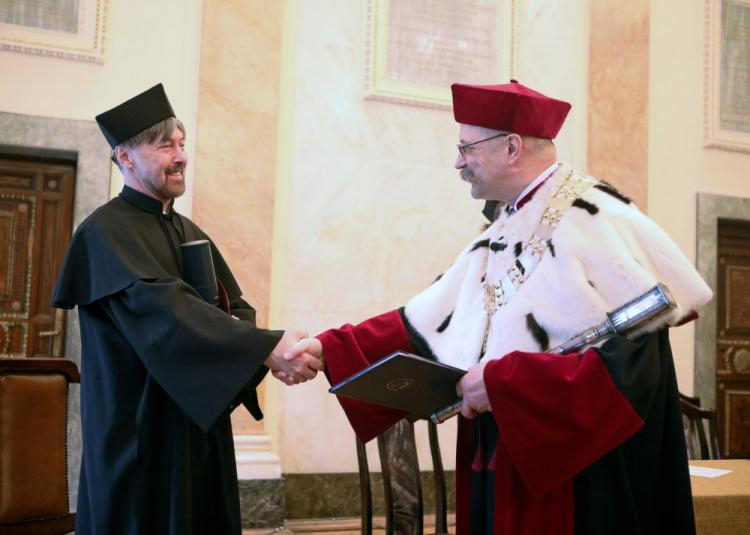 Rosyjski wiolonczelista prof. Ivan Monighetti (L) otrzymał z rąk rektora prof. dr. hab. Stanisława Krawczyńskiego tytuł doktora honoris causa Akademii Muzycznej w Krakowie. Fot. PAP/S. Rozpędzik 