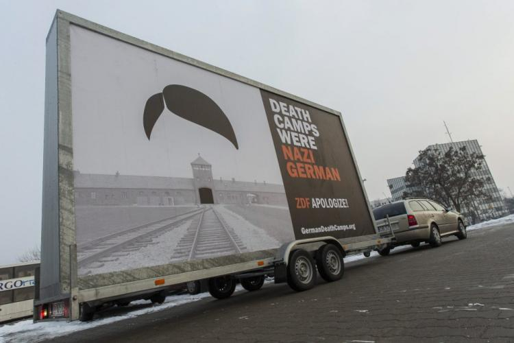 Mobilny, podświetlany billboard z napisem "Death Camps Were Nazi German". Fot. PAP/A. Koźmiński 