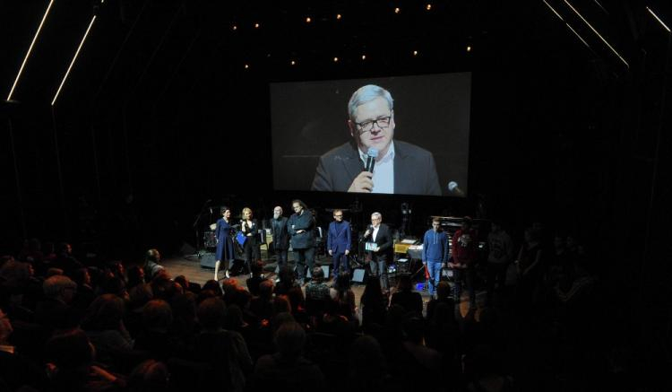 Aktor Andrzej Chyra (5L), dziennikarka Agnieszka Szydłowska (2L), muzyk Wojciech Waglewski (3L), reżyser, performer Mariusz "Wilk" Wilczyński (4L), reportażystka Aneta Kopacz (L), kulturoznawca Michał Merczyński (6L) podczas eseju multimedialnego w ramach Finału NinA. Fot. PAP/M. Obara