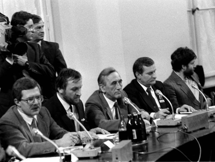 Obrady Okrągłego Stołu. Od lewej: Jacek Merkel, Mieczysław Gil, Tadeusz Mazowiecki, Lech Wałęsa, Władysław Frasyniuk. Fot. PAP/Z. Matuszewski 