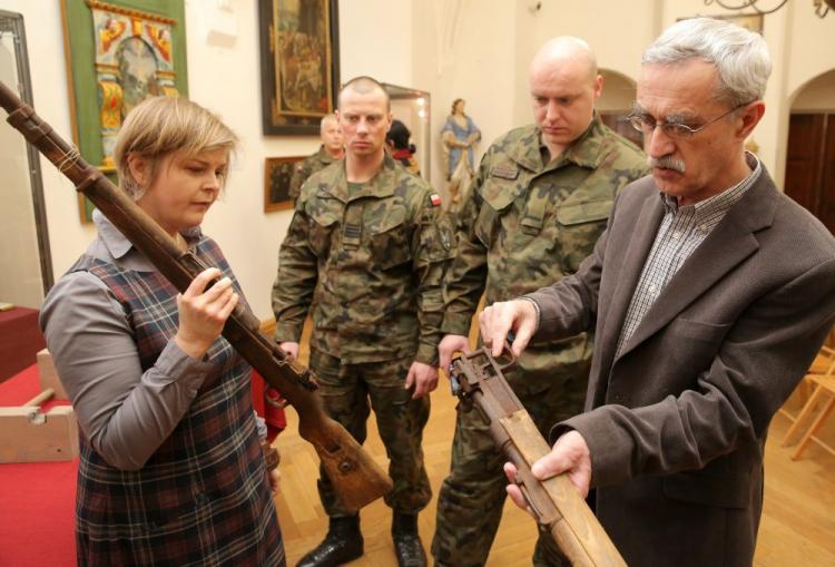 Historycy Małgorzata Gałęziowska (L) i Andrzej Kłos (P) podczas uroczystości przekazania Muzeum Warmii i Mazur w Olsztynie, dwóch zabytkowych karabinów przez 9. Warmiński Pułk Rozpoznawczy. Fot. PAP/T. Waszczuk