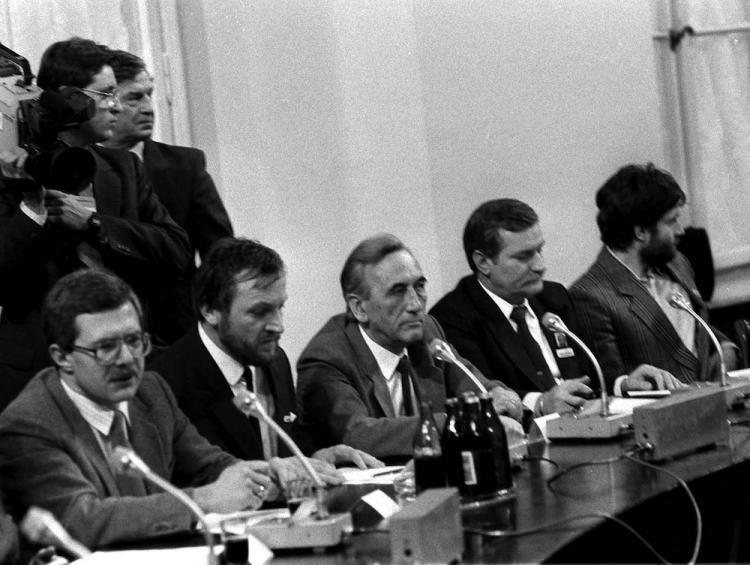 Obrady Okrągłego stołu 1989 r. N/z: od lewej - Jacek Merkel, Mieczysław Gil, Tadeusz Mazowiecki, Lech Wałęsa, Władysław Frasyniuk. Fot. PAP/Z. Matuszewski