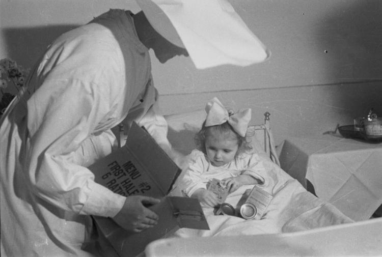 Paczka z pomocą żywnościową od Cooperative for American Remittances to Europe (CARE) dla szpitala dziecięcego w Warszawie. 1947 r. Fot. PAP/CAF