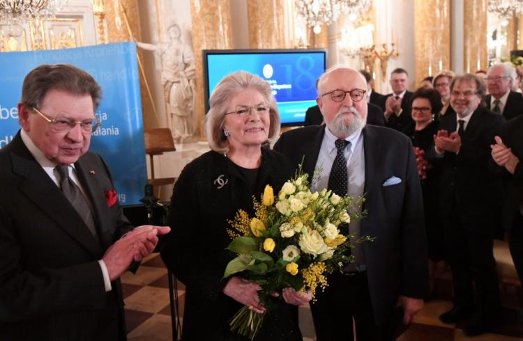 Elżbieta i Krzysztof Pendereccy podczas uroczystości wręczenia Nagrody im. prof. Aleksandra Gieysztora, z lewej przewodniczy kapituły Nagrody prof. Andrzej Rottermund. Fot. PAP/B. Zborowski 