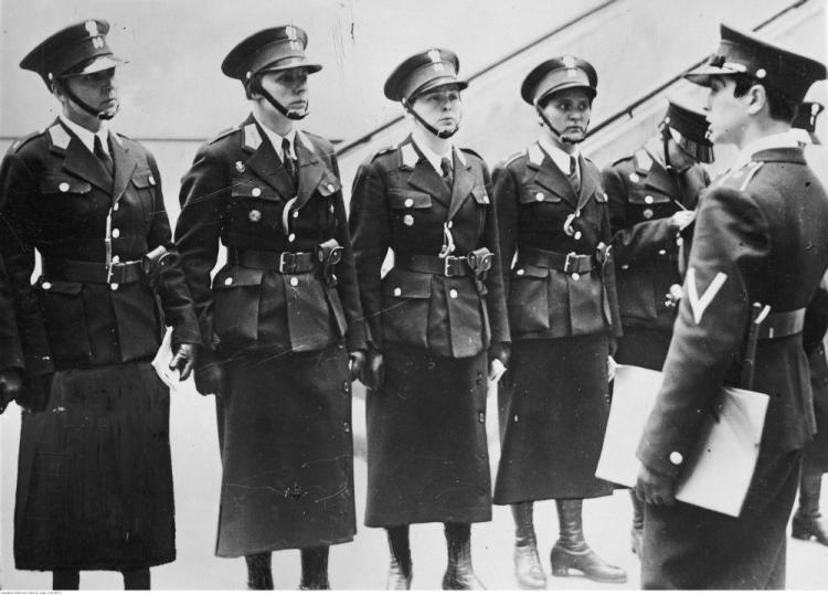 Odprawa policjantek. Warszawa, 1935 r. Fot. NAC