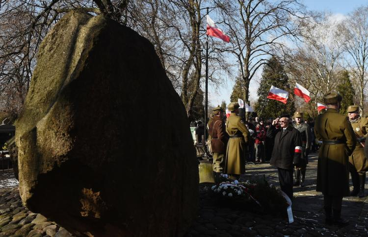 Apel pamięci przed pomnikiem Więźniów Politycznych Straconych w latach 1944-56 na warszawskim Cmentarzu Bródnowskim. Fot. PAP/R. Pietruszka