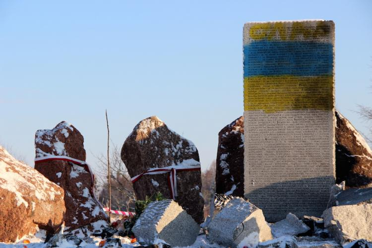 Zdewastowany pomnik w Hucie Pieniackiej na Ukrainie. Fot. PAP