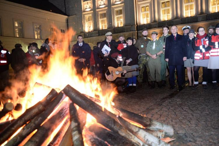 Prezydent Andrzej Duda podczas spotkania z harcerzami z okazji Dnia Myśli Braterskiej na dziedzińcu Pałacu Prezydenckiego. Fot. PAP/J. Turczyk 